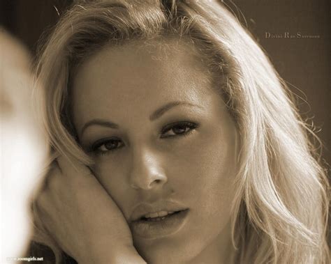 DIVINI RAE Nude .